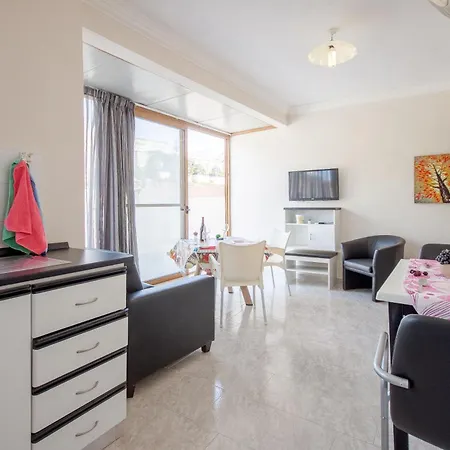 Pool & Sea Merill Apartment