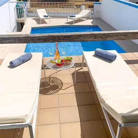 Pool & Sea Merill Apartment
