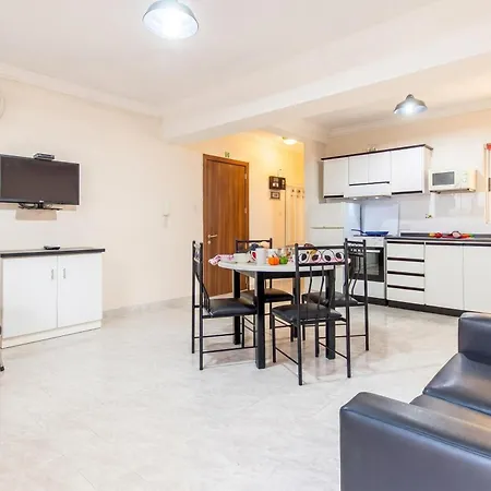 Pool & Sea Merill Apartman
